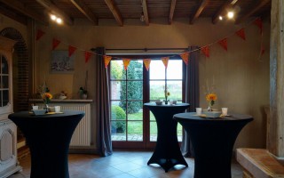 Partytafels met zwarte stretchhoezen huren voor verjaarsdagsfeest