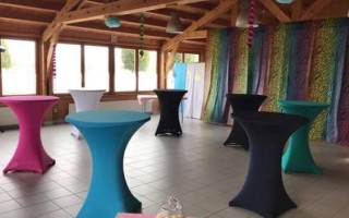 Partytafels met kleurrijke stretchhoezen huren